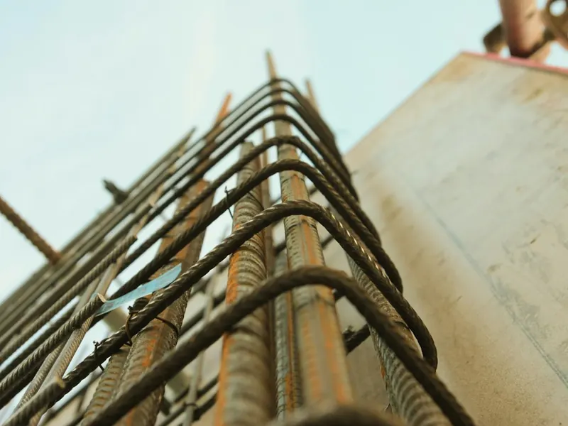 Carcasă de armătură legată pentru un stâlp